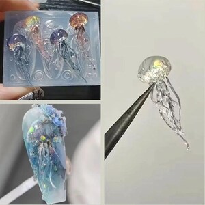 Puede incluir: Imagen que muestra componentes de arte de u&ntilde;as con tem&aacute;tica de medusas. Incluye un molde con varias medusas, una medusa individual sostenida por pinzas y un dise&ntilde;o de u&ntilde;as terminado. Las medusas tienen tapas iridiscentes y cuerpos transl&uacute;cidos.