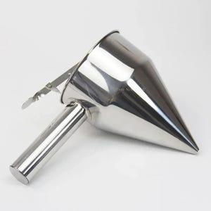 Puede incluir: Un embudo de acero inoxidable con un mango largo y un pico abatible. El embudo est&aacute; dise&ntilde;ado para llenar recipientes de boca estrecha.