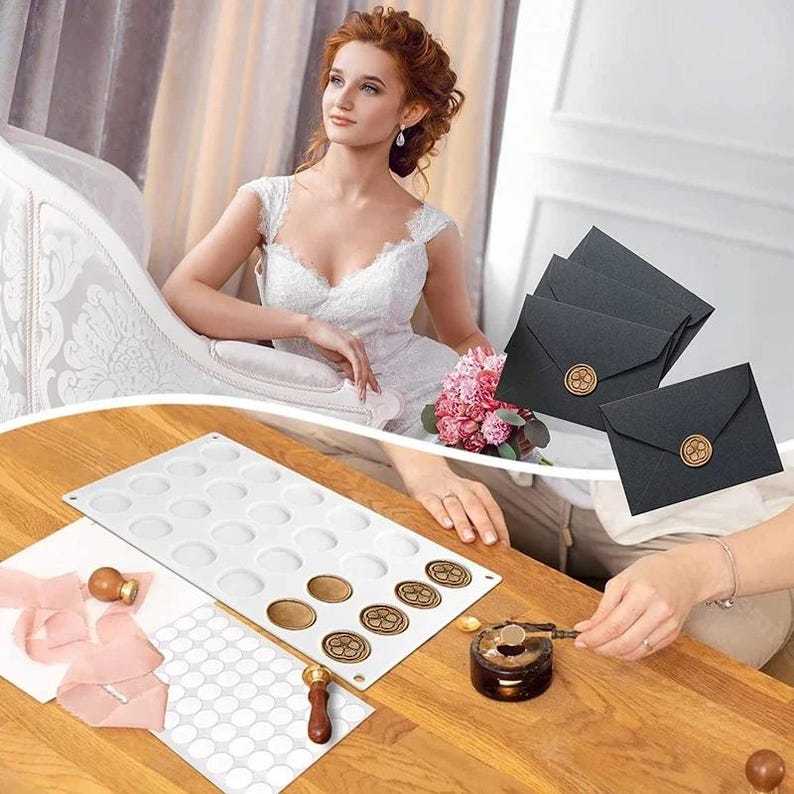 Op de afbeelding: Een witte siliconen mal met 25 ronde holtes voor waszegels. De mal ligt op een houten tafel met een set witte ronde stickers, een waszegel met een houten handvat, een klein potje was en zwarte enveloppen met gouden waszegels.