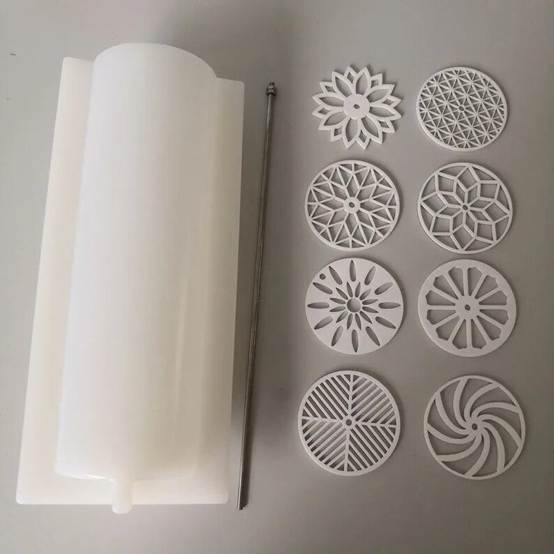 Pu&ograve; includere: Uno stampo per candele cilindrico bianco con un'asta di metallo e otto sottobicchieri circolari bianchi dal design intricato. I sottobicchieri presentano vari motivi geometrici e floreali, perfetti per l'arredamento della casa o progetti di artigianato.
