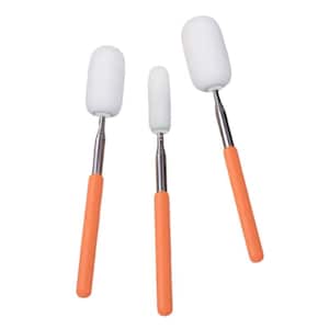 Op de afbeelding: Drie flessenreinigingsborstels met witte sponskoppen en oranje handvatten. De borstels hebben uitschuifbare, zilverkleurige metalen schachten. De handvatten zijn effen, fel oranje van kleur.