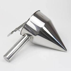 Puede incluir: Un embudo de acero inoxidable con un mango largo y un pico abatible. El embudo est&aacute; dise&ntilde;ado para llenar recipientes de boca estrecha.