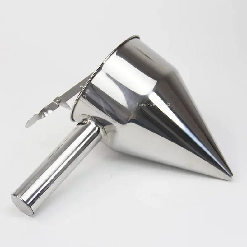 Puede incluir: Un embudo de acero inoxidable con un mango largo y un pico abatible. El embudo est&aacute; dise&ntilde;ado para llenar recipientes de boca estrecha.
