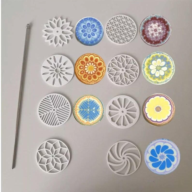 Pu&ograve; includere: Un assortimento di sottobicchieri decorativi e un'asta metallica lunga e sottile. I sottobicchieri presentano vari disegni geometrici e floreali in bianco e motivi colorati. I sottobicchieri sono rotondi e realizzati in ceramica o materiale simile.