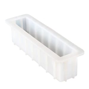 Peut inclure: Un moule rectangulaire en silicone blanc translucide doté d'un centre creux profond et de détails nervurés verticaux le long des parois extérieures. Le moule présente un large rebord plat s'étendant vers l'extérieur depuis le bord supérieur.