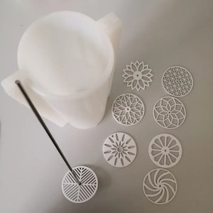 Pu&ograve; includere: Uno stampo in silicone bianco con manico e un set di sottobicchieri bianchi tagliati al laser con vari disegni geometrici. I sottobicchieri includono forme circolari floreali, a stella e decorate. Lo stampo &egrave; progettato per progetti di artigianato.