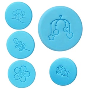 Peut inclure: Ensemble de trois bols gigognes en céramique, bleus, verts et blancs. Les bols présentent un glaçage moucheté et un design simple et moderne. Le plus grand bol mesure environ 15 cm de diamètre.