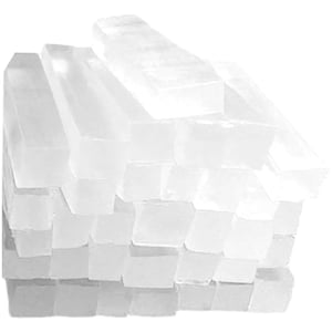 Puede incluir: Una pila de barras rectangulares transparentes, posiblemente jabón o un producto similar, dispuestas en un patrón en capas. Las barras son translúcidas, permitiendo el paso de la luz, y tienen una superficie ligeramente irregular. El color general es blanco brillante y limpio.