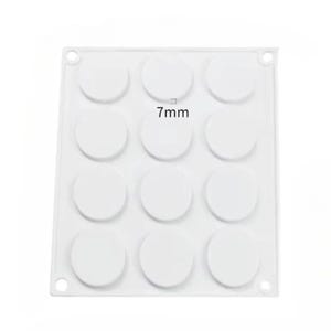 Op de afbeelding: Witte siliconen mal met 12 ronde holtes, elk met een diameter van 7 mm.