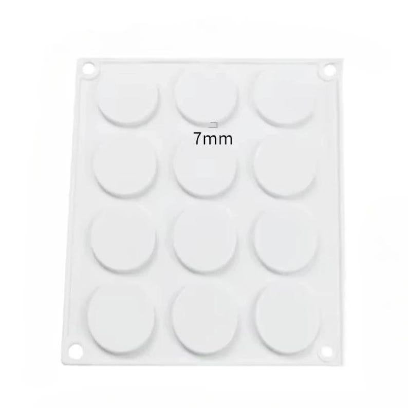 Op de afbeelding: Witte siliconen mal met 12 ronde holtes, elk met een diameter van 7 mm.