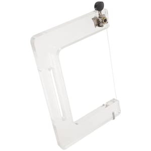 Könnte beinhalten: Ein klarer Acrylrahmen mit einem darüber gespannten Draht. Der Rahmen hat oben einen Knopf zum Einstellen der Drahtspannung.