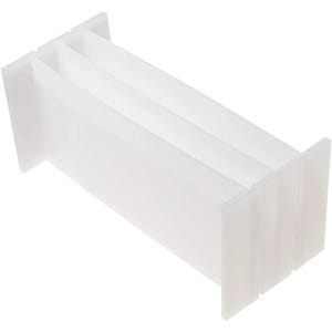 Pode incluir: Um divisor de plástico branco com três seções verticais. O divisor tem uma forma retangular com uma série de ranhuras paralelas, projetadas para organizar itens. O objeto é feito de um material translúcido.