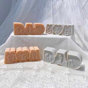 Moldes para velas con letras "PAPÁ" y "MAMÁ", silicona y cera de soja, ideas para regalos del Día del Padre y de la Madre, manualidades con resina y adornos para el hogar.