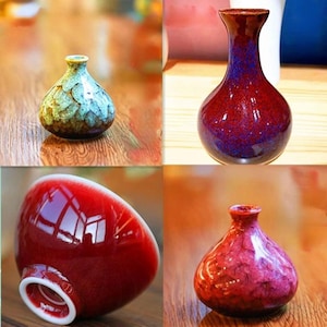 Op de afbeelding: Vier keramische vazen in verschillende kleuren en stijlen. De vazen zijn allemaal klein en hebben een ronde vorm. Eén vaas is blauw met een gekrakelde glazuur, één is rood met een gladde glazuur, één is groen met een gekrakelde glazuur en één is roze met een gekrakelde glazuur.