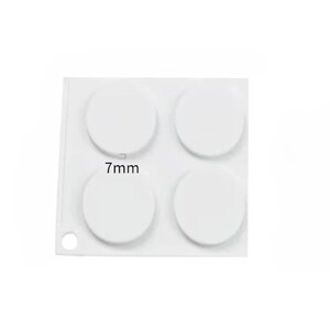 Op de afbeelding: Een witte siliconen mal met vier ronde holtes, elk met een diameter van 7 mm. De mal is ontworpen om kleine, ronde vormen te cre&euml;ren.