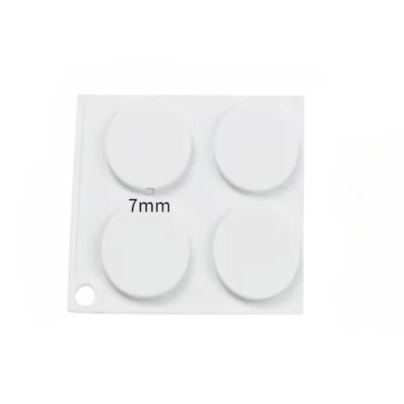 Op de afbeelding: Een witte siliconen mal met vier ronde holtes, elk met een diameter van 7 mm. De mal is ontworpen om kleine, ronde vormen te cre&euml;ren.