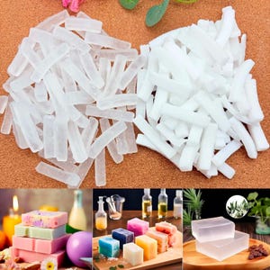 Pode incluir: São exibidas duas pilhas de pedaços retangulares de base de sabão, uma transparente e outra branca. A imagem também mostra vários sabonetes coloridos feitos à mão em diferentes formatos e cores, incluindo rosa, verde, azul e amarelo. Os sabonetes são dispostos em superfícies de madeira.