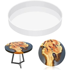 Puede incluir: Un juego de tres tazas de cerámica con acabado moteado y mate. Las tazas son de color crema, gris claro y gris oscuro. Cada taza tiene un diseño simple y minimalista.