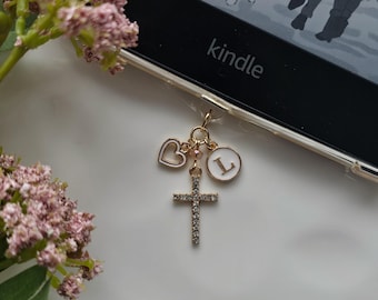 Conjunto de pingentes Faith Charm | Cruz, coração e inicial com strass: acessório para Kindle, iPad e celular