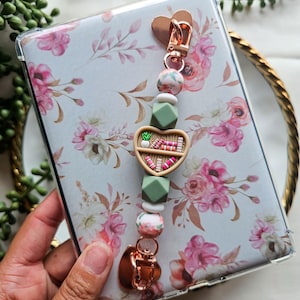 Puede incluir: Un juego de tres tazas de cerámica con un acabado mate moteado. Cada taza presenta un color diferente: azul claro, crema y gris. Las tazas tienen un diseño simple y moderno con una forma redondeada y un asa cómoda.