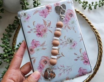 Alça minimalista de silicone com contas na cor creme de noz-pecã para Kindle: acessório intercambiável para leitores de e-books.