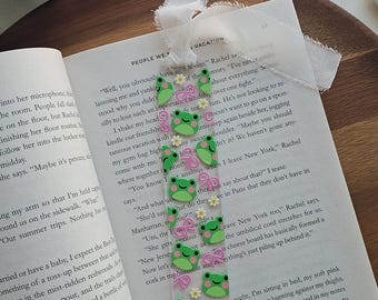 Marcador de livros em acrílico com tema de sapos, presente para amantes de livros, com pingente de fita.