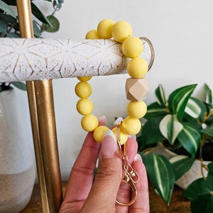 Llavero minimalista de silicona con cuentas, color amarillo suave, elástico, para pulseras, ideas para regalos