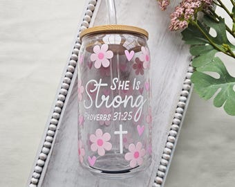 Caneca de Vidro "Ela é Forte" | Provérbios 31:25 Caneca Cristã para Café Gelado, Copo Térmico de Vidro de 473ml com Tampa e Canudo, Presente de Fé