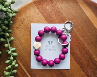 Chaveiro minimalista de pulso com pingente de vinho de cranberry, contas de silicone, elástico, ideal para presentear.