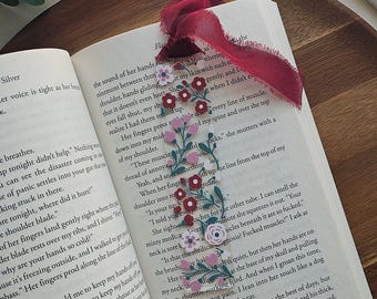 Marcador de livros em acrílico Crimson Blooms, ilustração floral, presente para amantes de livros, borla de fita.