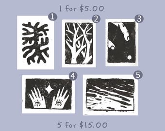 Puede incluir: Cinco estampados de linóleo en blanco y negro, cada uno con un diseño diferente. Los estampados están numerados del 1 al 5. El texto "1 por 5,00 €" y "5 por 15,00 €" está escrito debajo de los estampados.
