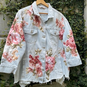 Blumen Applikation Jeansjacke | Handgemachte Light Wash Jeansjacke | Shabby Chic im Vintage-Stil | Romantische Cottagecore Boho Jacke