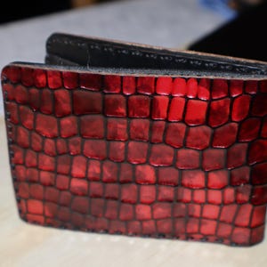 En negro y rojo, billetera de piel de vaca, billetera con patrón de cocodrilo grabado, regalo de aniversario para él, regalo para novio, regalo para papá