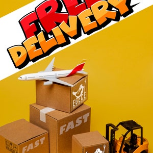 Puede incluir: Una carretilla elevadora amarilla levanta una caja de cart&oacute;n con un logotipo de sirena que dice "Egece Digital Art Design". La caja est&aacute; encima de una pila de otras tres cajas, una de las cuales dice "Fast". Un peque&ntilde;o avi&oacute;n blanco con detalles rojos se sienta encima de las cajas. El fondo es amarillo y el texto "Free Delivery" est&aacute; en letras rojas y naranjas.
