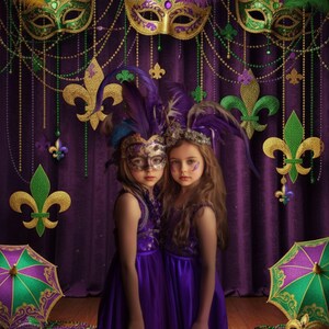Puede incluir: Dos niñas con vestidos morados y máscaras con plumas posan frente a un telón de fondo de cortina morada adornado con flores de lis doradas y guirnaldas de cuentas. La escena evoca el tema festivo del Mardi Gras.