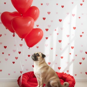 以下が含まれることがあります： 黒い持ち手と「But First, Coffee」のテキストが太字の黒でプリントされた白いセラミックマグ。マグカップはぼやけた背景に置かれ、居心地の良い環境を暗示しています。