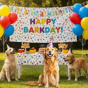 Könnte beinhalten: Eine Geburtstagsfeier mit Golden Retrievern. Das Bild zeigt ein Banner mit der Aufschrift "Happy Barkday!", bunte Luftballons, einen Tisch mit Leckereien und Hunde mit Partyhüten. Die Szene spielt sich im Freien ab.