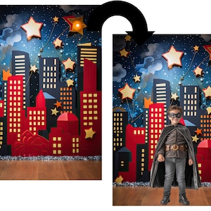 Puede incluir: Un niño vestido de superhéroe se encuentra frente a un telón de fondo que representa un horizonte urbano con estrellas y nubes. El telón de fondo está hecho de papel y tiene una combinación de colores azul, rojo y negro.