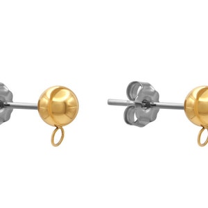 Op de afbeelding: Een paar goudkleurige bolvormige oorknopjes met een zilverkleurige pin en achterkant. Elke oorbel heeft een kleine lus aan de onderkant van de bol. De oorbellen worden gepresenteerd tegen een witte achtergrond.