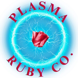 Könnte beinhalten: Ein roter Rubin-Edelstein, umgeben von einem blauen Kreis mit weißen Blitzen. Der Text "PLASMA RUBY CO." ist um den Kreis herum geschrieben.