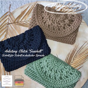 Könnte beinhalten: Drei gehäkelte Clutches in Marineblau, Braun und Grün, jeweils mit einem Muschelmuster. Der Text in deutscher Sprache lautet: "Anleitung Clutch Seashell Schritt für Schritt in deutscher Sprache" und "Häkelanleitung als Download."