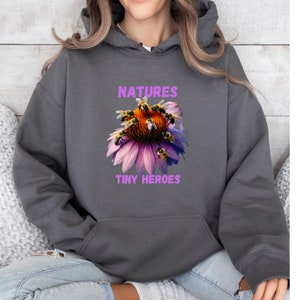 Cadeau voor natuurliefhebber, shirt bijenhouder, bestuivers, Tiny Heroes T-shirt, milieu, Save the Bees, uniseks Heavy Blend™-sweater met capuchon