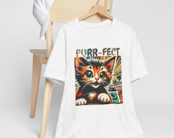 Może przedstawiać: Biała koszulka z nadrukiem kreskówkowego kota i tekstem "PURR-FECT" na przodzie.