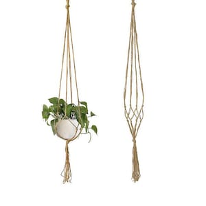 Peut inclure: Deux suspensions pour plantes en macramé en corde naturelle brune. La suspension de gauche est munie d'une plante en pot.