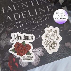 Sticker Petite souris - Sous licence officielle - H.D.CARLTON Merch - Adeline Merch hantée - Adeline Merch à la chasse Sticker pour Kindle Zade Meadows
