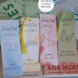 Puede incluir: Cuatro marcap&aacute;ginas con diferentes dise&ntilde;os y colores. Cada marcap&aacute;ginas tiene un t&iacute;tulo, "Twisted Love", "Twisted Games", "Twisted Hate" y "Twisted Lies". Cada marcap&aacute;ginas tiene una peque&ntilde;a ilustraci&oacute;n y texto debajo del t&iacute;tulo. Los marcap&aacute;ginas est&aacute;n en un libro con el texto "ANA HUANG" y "The multi-million copy bestseller".