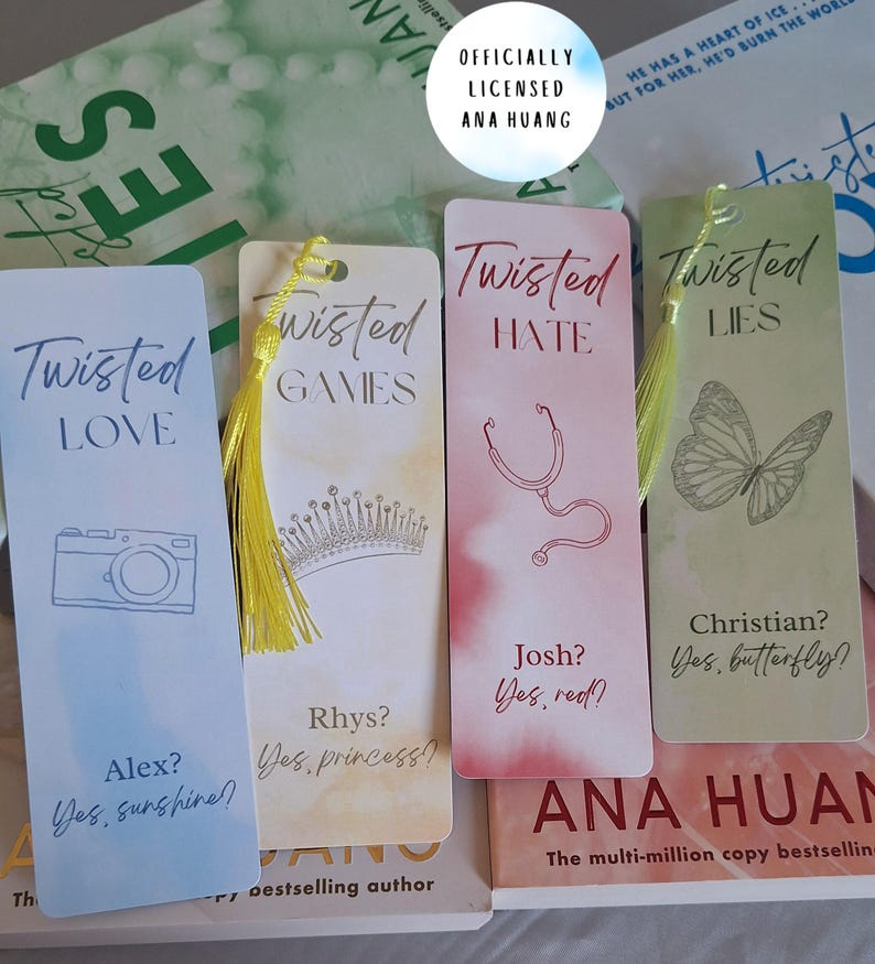 Puede incluir: Cuatro marcap&aacute;ginas con diferentes dise&ntilde;os y colores. Cada marcap&aacute;ginas tiene un t&iacute;tulo, "Twisted Love", "Twisted Games", "Twisted Hate" y "Twisted Lies". Cada marcap&aacute;ginas tiene una peque&ntilde;a ilustraci&oacute;n y texto debajo del t&iacute;tulo. Los marcap&aacute;ginas est&aacute;n en un libro con el texto "ANA HUANG" y "The multi-million copy bestseller".
