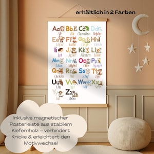 Tier ABC Poster Deutsch – Alphabet Lernposter für Kinderzimmer / Vorschule Geschenk Einschulung Deko zum Aufhängen mit Hänger aus Holz Boho