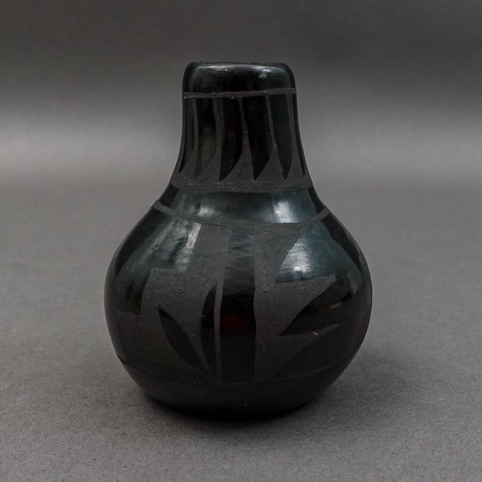 黒色陶器 丸形 花瓶 作家サイン入り ベルア・スアゾ サンタクララ・プエブロ サイン入り 黒陶器 小型花瓶 3