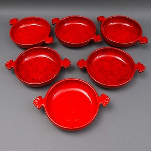 以下が含まれることがあります： 取っ手付きの赤いセラミックボウルが6個。ボウルはすべて同じサイズと形をしており、光沢のある仕上げになっています。